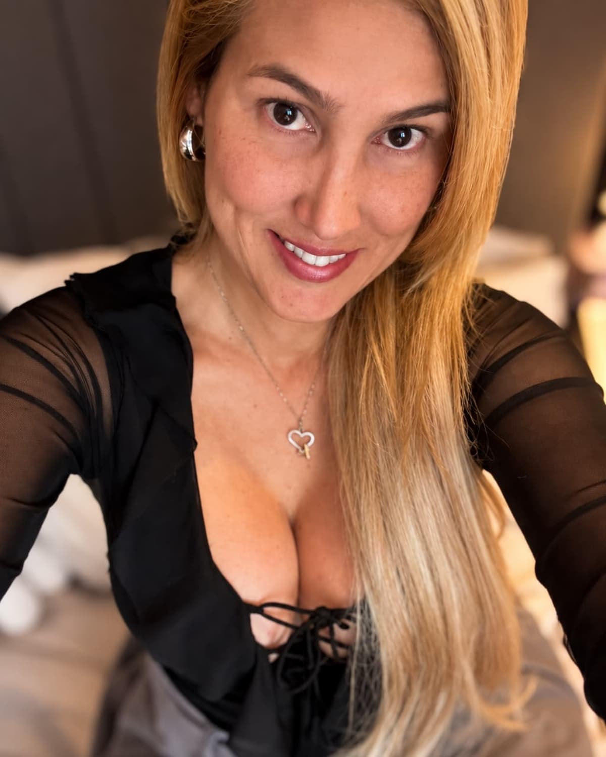 Sarita grabando un video UGC con su celular